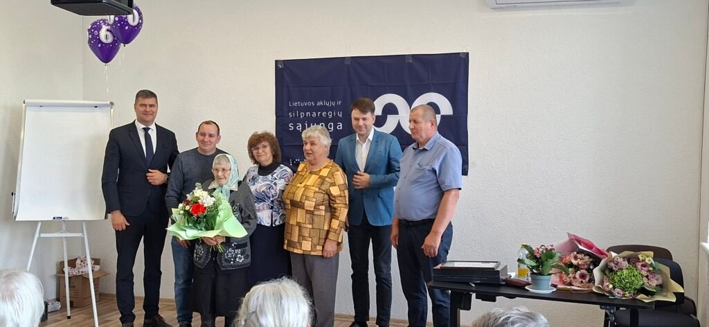 Jubiliejų švenčianti filialo narė su šeimos nariais, meru Rimantu Klipčiumi, prezidentu Pauliumi Kalveliu, direktoriumi Aloyzu Vilimu ir filialo pirmininke Stase Mažuoliene.