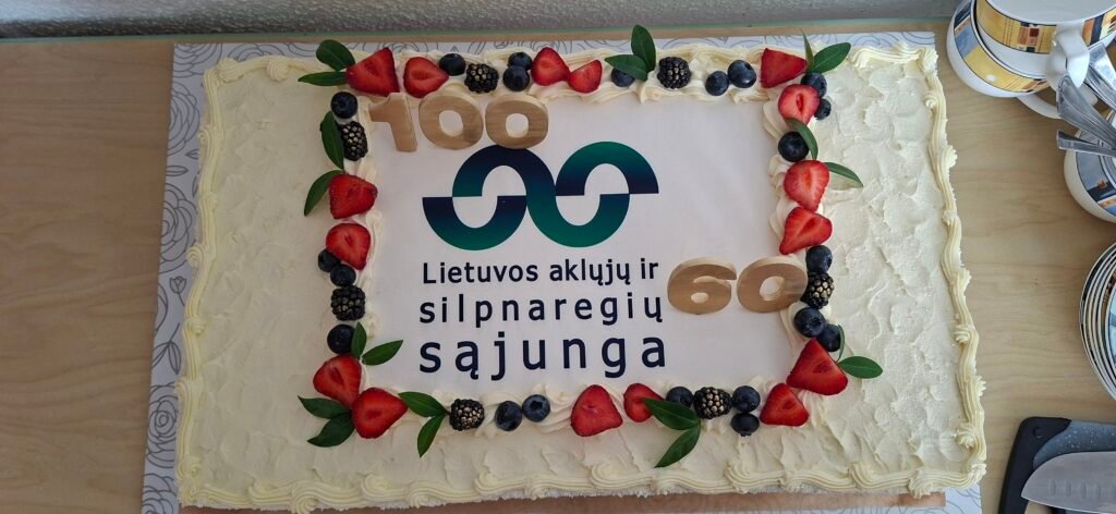 Jubiliejinis tortas: 100 žymi Lietuvos aklųjų ir silpnaregių sąjungos šimtmetį, o 60 – LASS Švenčionių rajono filialo šešiasdešimtmetį.